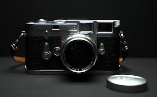 Subastan cámara fotográfica del papa Francisco en 7.5 millones de dólares