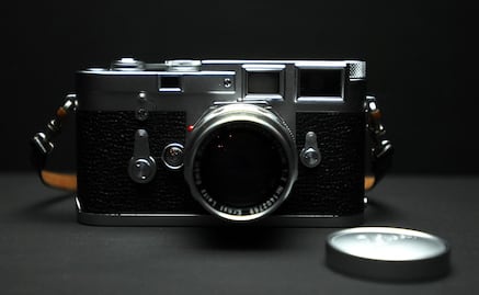 Subastan cámara fotográfica del papa Francisco en 7.5 millones de dólares