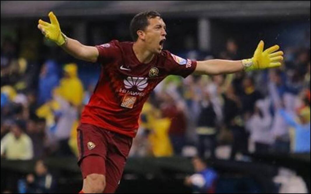 Imago7. Agustín Marchesín en un duelo con América.