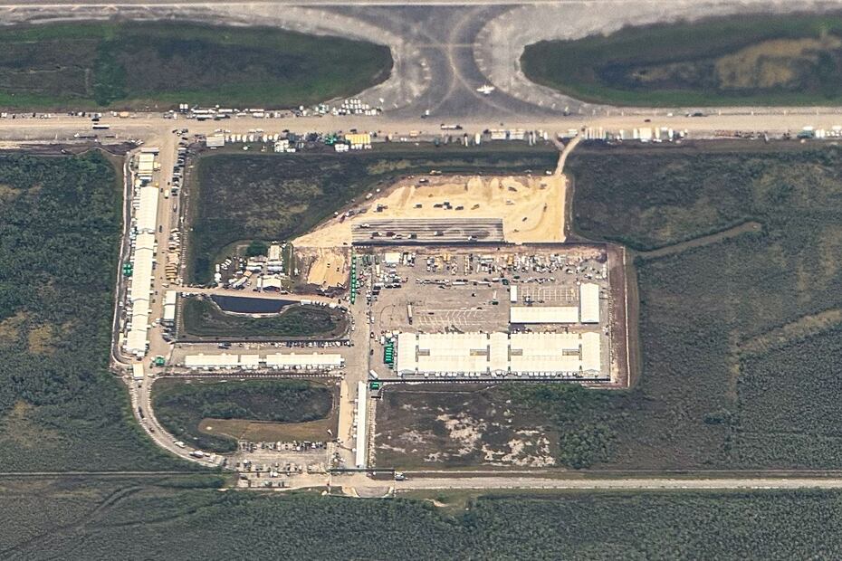 Vista aérea del centro de detención de migrantes Alligator Alcatraz, en Florida, rodeado de pantanos e infestado de mosquitos. FOTO: CHANDAN KHANNA. AFP