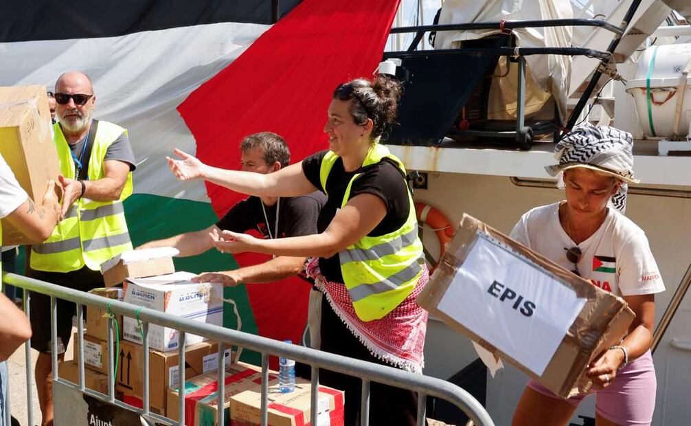 Voluntarios cargan en material en los barcos que forman parte de la flotilla en el puerto de Barcelona este domingo. La flotilla Global Sumud sale este domingo desde Barcelona y con destino a Gaza, en una acción solidaria con el pueblo palestino en la que participan entidades de 44 países. Foto: EFE