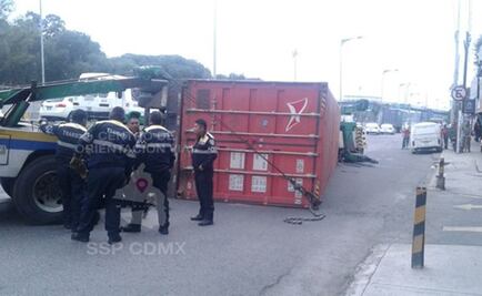 Tras más de 7 horas, retiran tráiler de la Calzada Ignacio Zaragoza