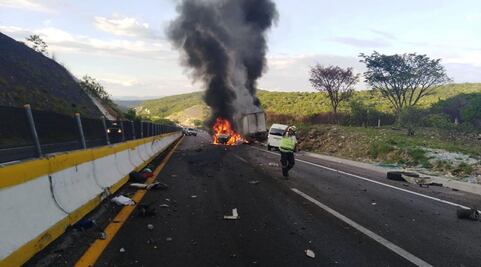 Cierran la autopista del Sol por incendio de tráiler 