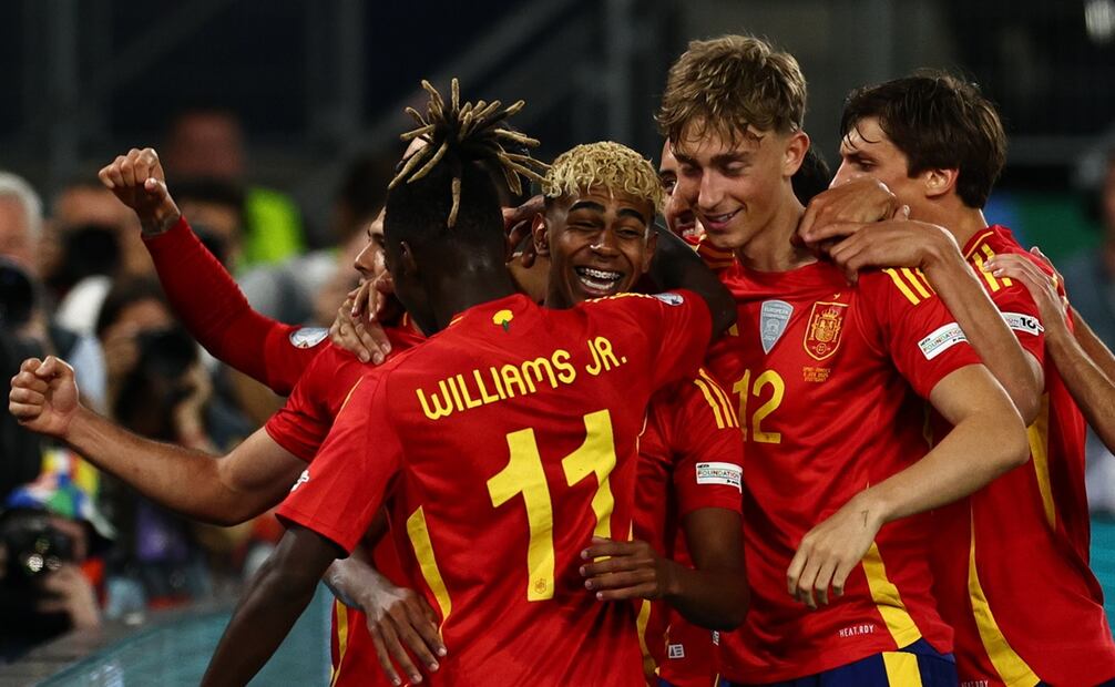 España en festejo de gol, después del doblete que Lamine Yamal le propinó a Francia a la UEFA Nations League - Foto: EFE
