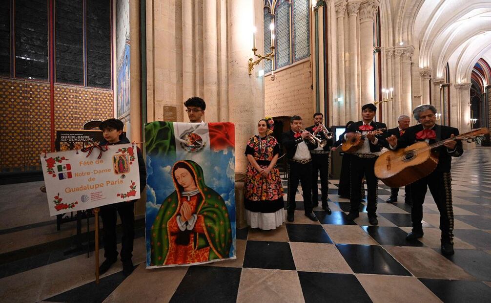 Además del festejo a "la Morenita", los asistentes celebraron la emoción de volver a entrar en la catedral tras el incendio de abril de 2019. Foto: AFP