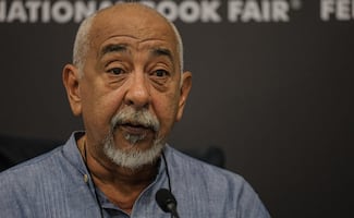 Leonardo Padura aborda la pobreza de jubilados cubanos en su nuevo libro "Morir en la arena"; “mis novelas obligan de alguna forma a hablar de la situación de Cuba"