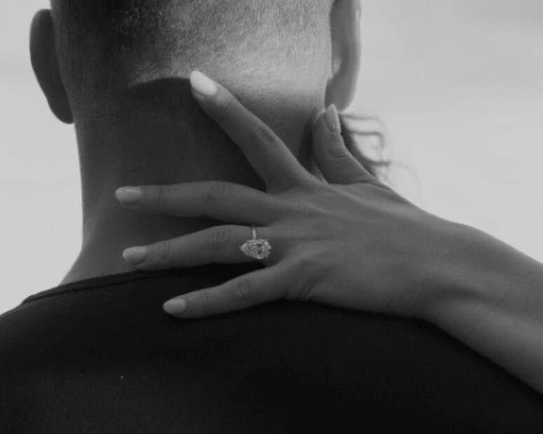 La forma alargada del anillo de compromiso de María Chacón estiliza las manos. Foto: Instagram @oficialmariachacon