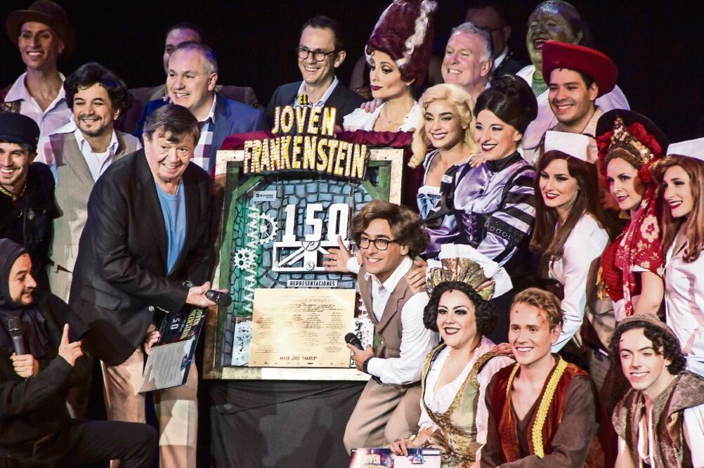 El histrión (saco negro) develó la placa por las 150 representaciones de la puesta en escena (YADIN XOLALPA. EL UNIVERSAL)