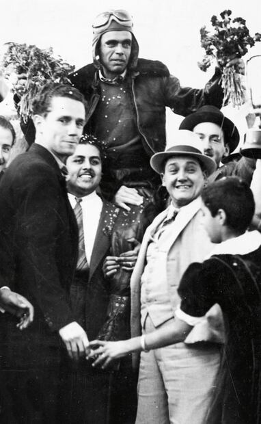 Febril recibimiento a Sarabia tras su vuelo Los Ángeles-México. Para el 15 de diciembre del 38, el Departamento de Aviación Civil de la SCOP decidió otorgarle la medalla al mérito aeronáutico “Emilio Carranza”. El aviador no alcanzó a recibirla en vida. Foto: ESPECIAL.