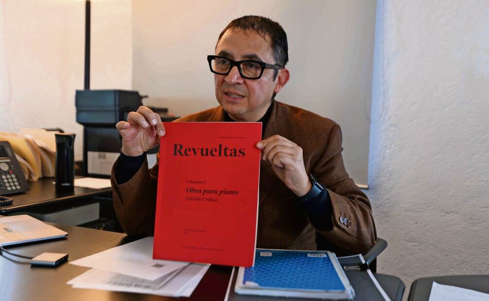 Víctor Barrera García, director del Cenidim, muestra el dummy editorial de uno de los tomos de obra recuperada de Silvestre Revueltas, próximo a publicarse. (26/02/2025) Foto: Diego Simón Sánchez | El Universal