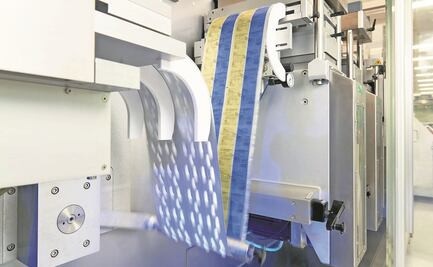 Ómicron cuadruplica casos; la ven menos grave