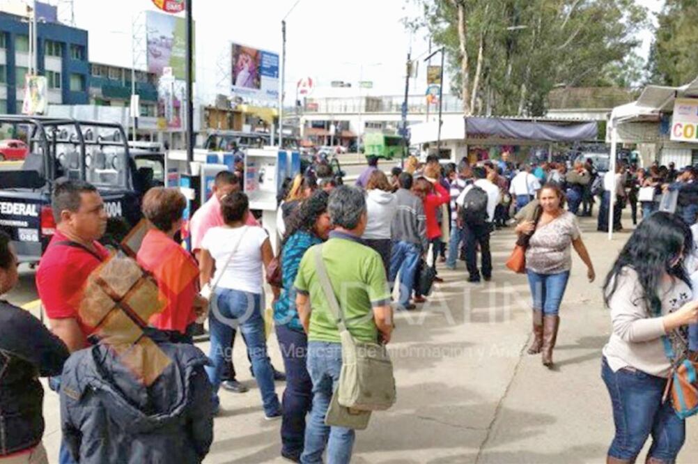 En las instalaciones del IEEPO los profesores hicieron fila para esperar su turno; hubo módulos con capacitadores por nivel educativo. QUADRATIN