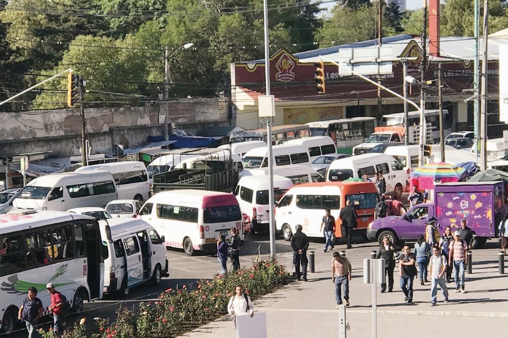 En el paradero norte se tiene conocimiento de que entre 15 y 20 personas al día son asaltadas y despojadas de sus carteras, celulares, bolsas y hasta joyería (REBECA JIMÉNEZ. EL UNIVERSAL)