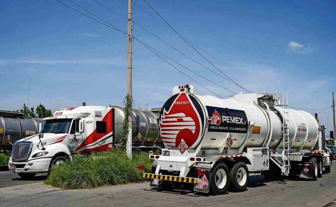 Camiones de gasolina esperan su ingreso al depósito y centro de distribución de Petróleos Mexicanos (Pemex) en la ciudad portuaria de Veracruz. Foto Victoria Razo / AP