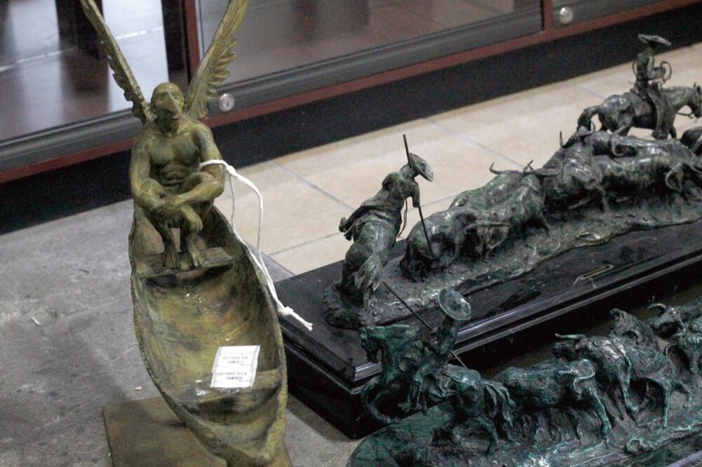 El Monte de Piedad ofrecía al público una veintena de piezas etiquetadas con el nombre de Jorge Marín, que el artista identificó como falsificaciones de obras suyas (ARCHIVO EL UNIVERSAL)