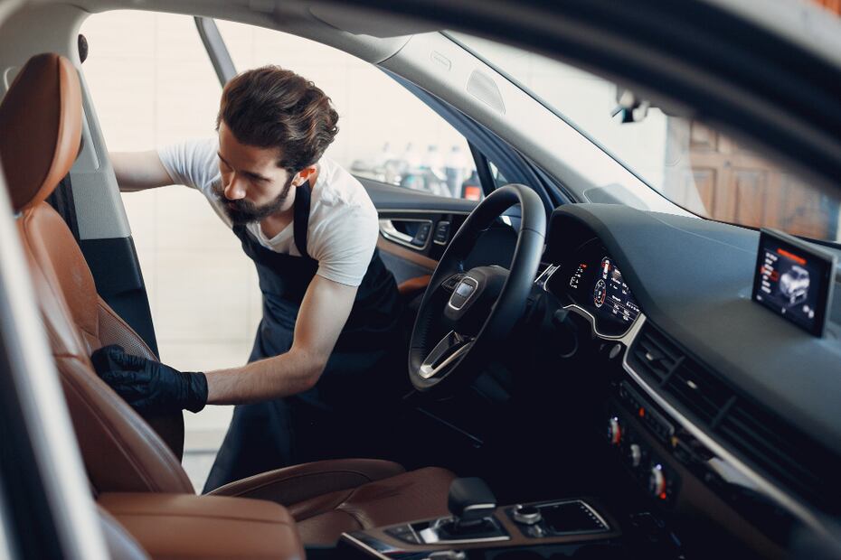 Limpieza del auto. Foto: Freepik