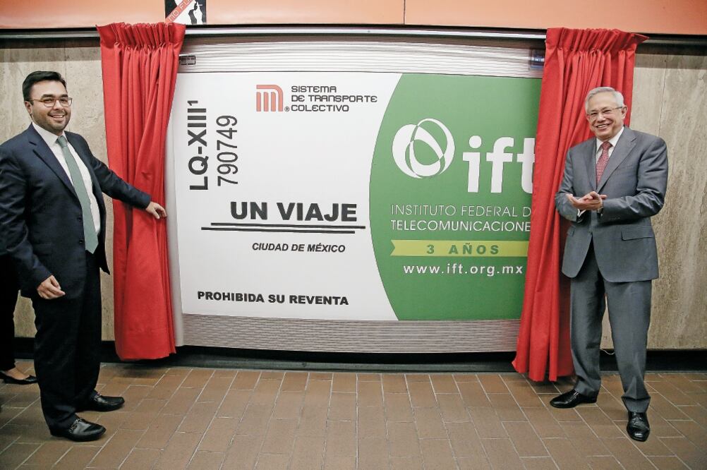 Gabriel Contreras (izq.), presidente del IFT, y Jorge Gaviño, director del Met ro, presentaron el boleto conmemorativo del tercer aniversario del instituto (ALEJANDRA LEYVA. EL UNIVERSAL)