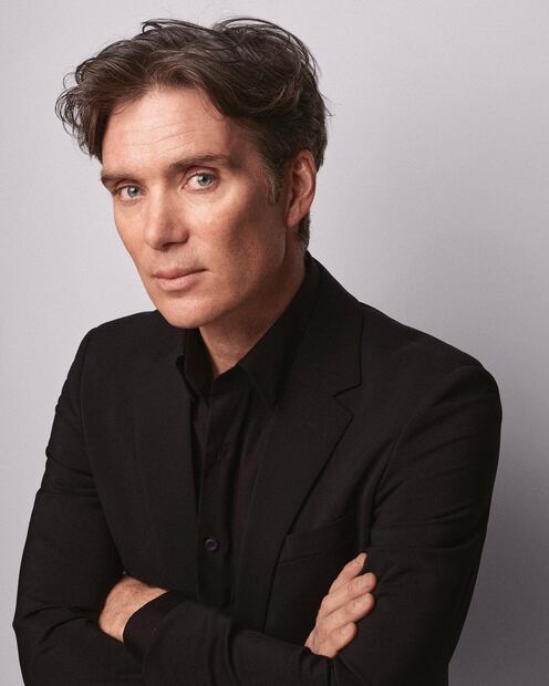 Cillian Murphy posando. Fuente: Instagram @oppenheimermovie
