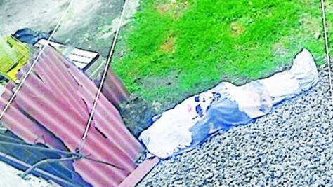 Asesinan a mujer en el patio de su casa en Naucalpan