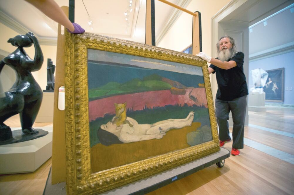 Las obras del Museo Chrysler, en Norfolk, Virginia, fueron trasladadas ante el inminente embate de Florence. En la foto, la pintura “La Pérdida de la Virginidad”, de Paul Gauguin. (AP)