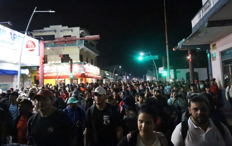 En medio del bullicio por la quema de cohetes debido a la celebración de la Virgen de Guadalupe, los extranjeros en su mayoría provenientes se Venezuela, Honduras, Cuba, Haití, Colombia, Ecuador y República Dominicana iniciaron la caminata. Foto: María de Jesús Peters/EL UNIVERSAL