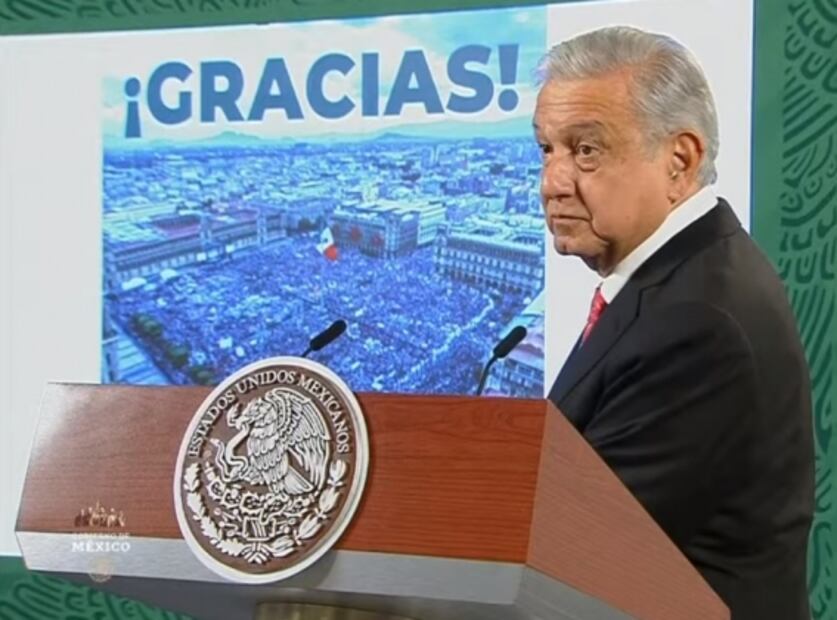 Mexicanos arman su AMLOFest en el Times Square con “La Chona” y “Payaso del Rodeo”