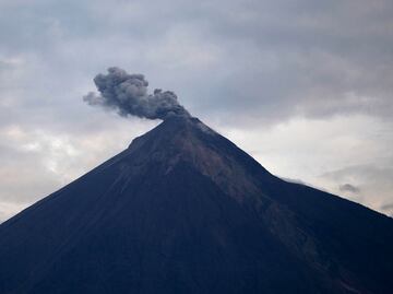 Guatemala en alerta por erupción del volcán de Fuego, el más activo de Centroamérica