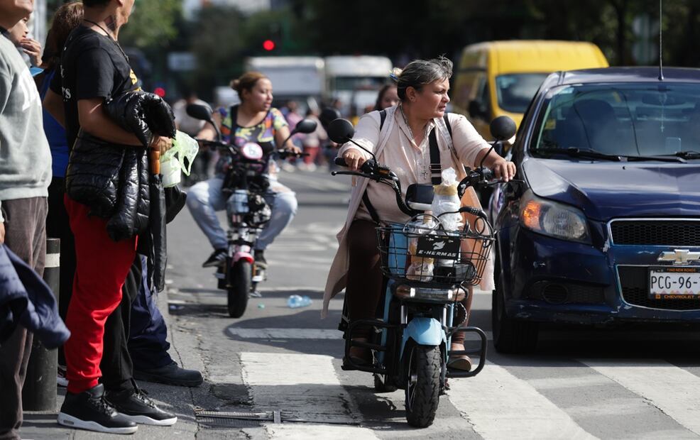 Mujeres conducen bicimotos sin casco y en el carril confinado de transporte público en la Ciudad de México, el 15 de agosto de 2025. Foto: Carlos Mejía/EL UNIVERSAL