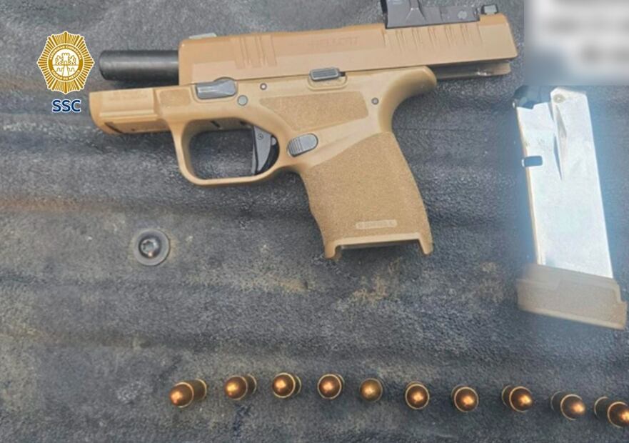 Policías aseguraron un arma de fuego corta y dos percutidos. Foto: Especial