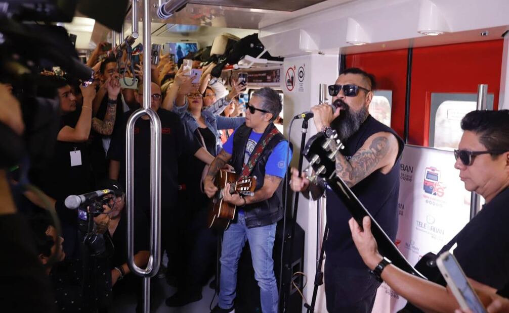 Panteón Rococó en un tren del suburbano de la estación Buena Vista-Cuautitlán. Foto: Berenice Fregoso/El Universal.