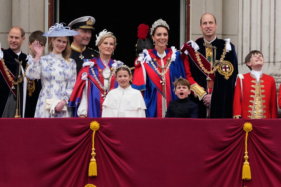 Desde la izquierda, el príncipe Eduardo, lady Luisa Windsor, Sofía, la duquesa de Edimburgo, la princesa Charlotte, la princesa Catalina, el príncipe Luis y el príncipe Guillermo saludan a la gente desde el Palacio de Buckingham, en Londres, el sábado 6 de mayo de 2023 tras la ceremonia de coronación del rey Carlos III. (AP Foto/Frank Augstein)