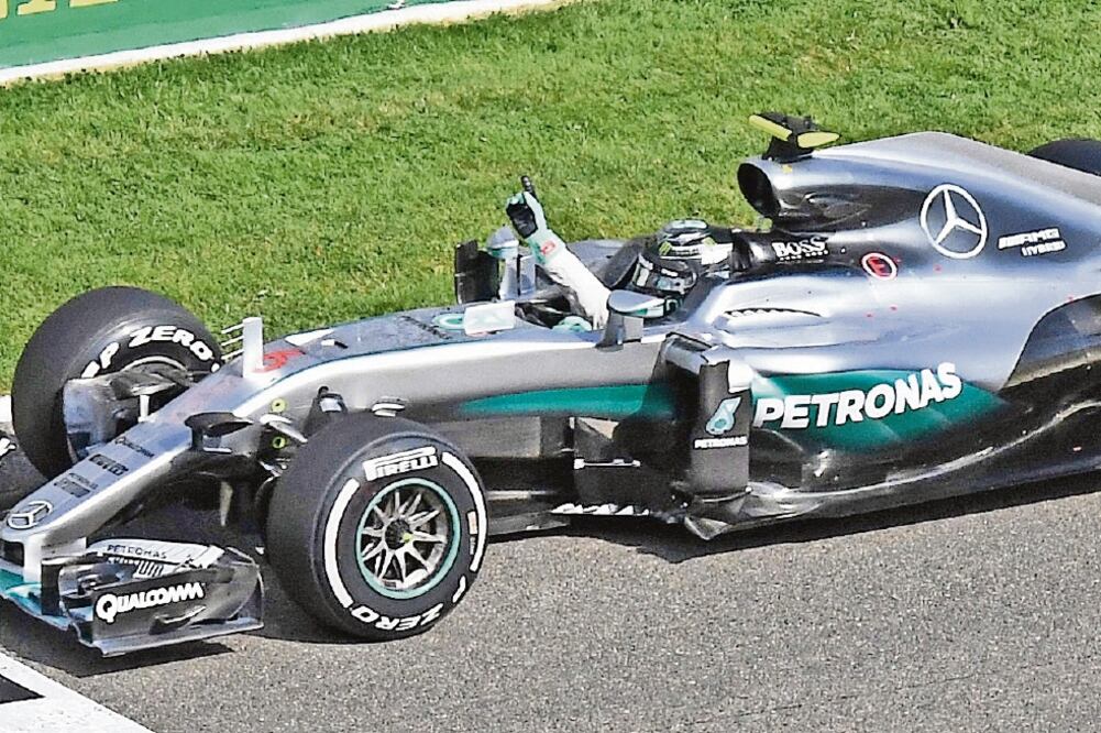 El piloto alemán de Mercedes, Nico Rosberg, agitó la mano al cruzar la meta sin mayores dificultades, en una carrera llena de accidentes (GEERT VANDEN WIJNGAERT. AP)