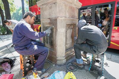 Limpian las esculturas de Reforma 