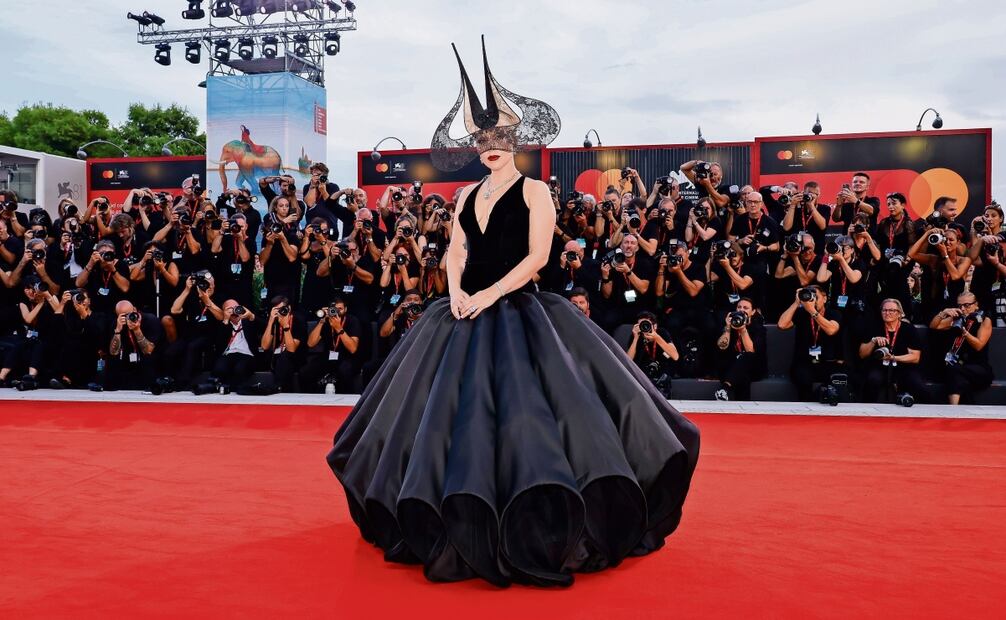 Como parte de su look, la estrella lució su anillo de compromiso. Foto: EFE y AP