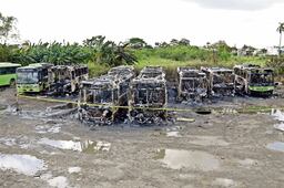 Incendio consume unidades de transporte público en Cancún; evacúan a 10 personas