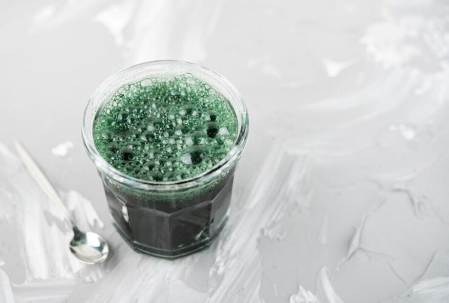 Una refrescante agua de coco y espirulina