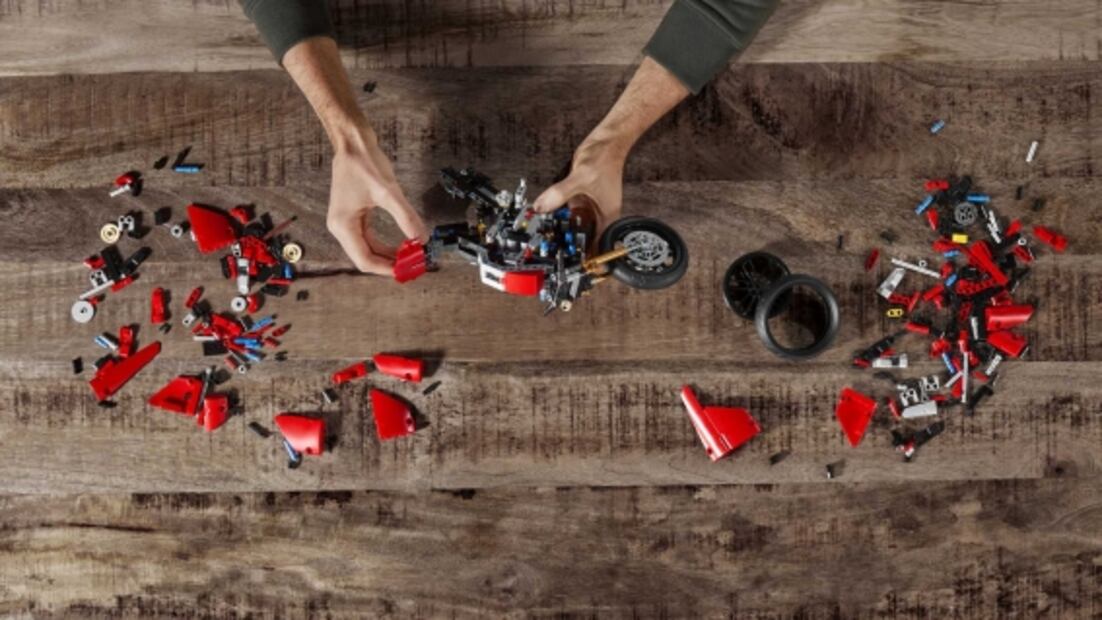 Lego y Ducati lanzan moto a escala especial 