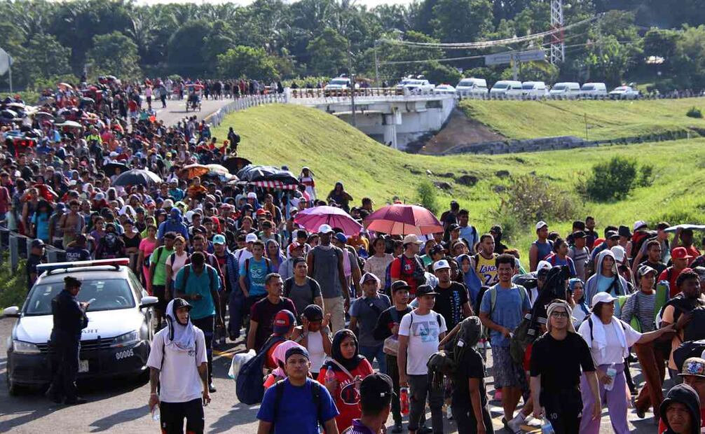 Migrantes caminan en caravana hacia la frontera con Estados Unidos este jueves, en el municipio de Huixtla, en el estado de Chiapas (México). Integrantes de la caravana migrante en el estado de Chiapas, al sur de México, denunciaron este jueves que las autoridades les bloquearon la entrada al municipio de Huixtla, donde pretendían descansar, por lo que urgieron al gobierno de la presidenta Claudia Sheinbaum intervenir para que no se violen sus derechos humanos. Foto: EFE