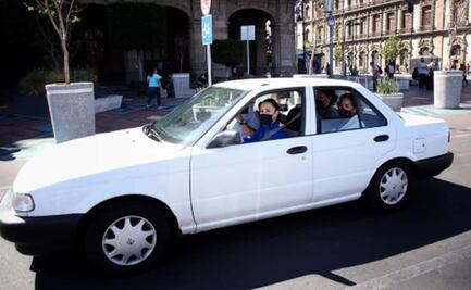 “¿Quién se sube conmigo?", Sheinbaum pasea por el Zócalo en Tsuru eléctrico creado por la UNAM