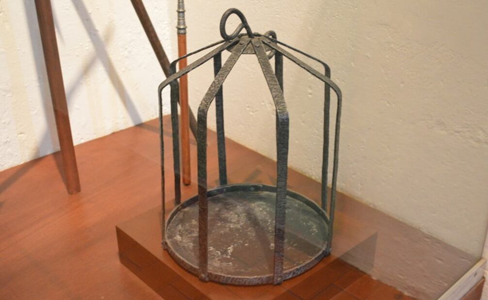 En esta jaula se exhibió la cabeza de Don Miguel Hidalgo que colgaba de una esquina de la Alhóndiga de Granaditas, ahí permaneció diez años dentro de la jaula a la intemperie y expuesta a la población. Actualmente esta pieza forma parte del Museo Regional de Guanajuato Alhóndiga de Granaditas. Foto: Mediateca/ INAH.