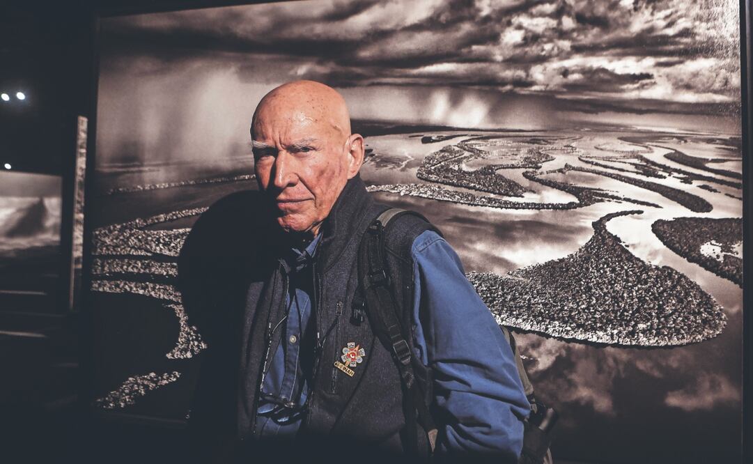 El fotógrafo brasileño Sebastião Salgado fue reconocido por sus imágenes en blanco y negro y su compromiso con las causas sociales y medioambientales. Archivo El Universal