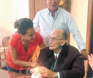 Con glorias y aguas frescas, Echeverría festeja 98 años