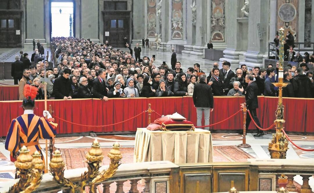 Los fieles católicos presentaron sus respetos al papa emérito Benedicto XVI (Joseph Ratzinger), cuyo cuerpo yace en la Basílica de San Pedro, en el Vaticano.