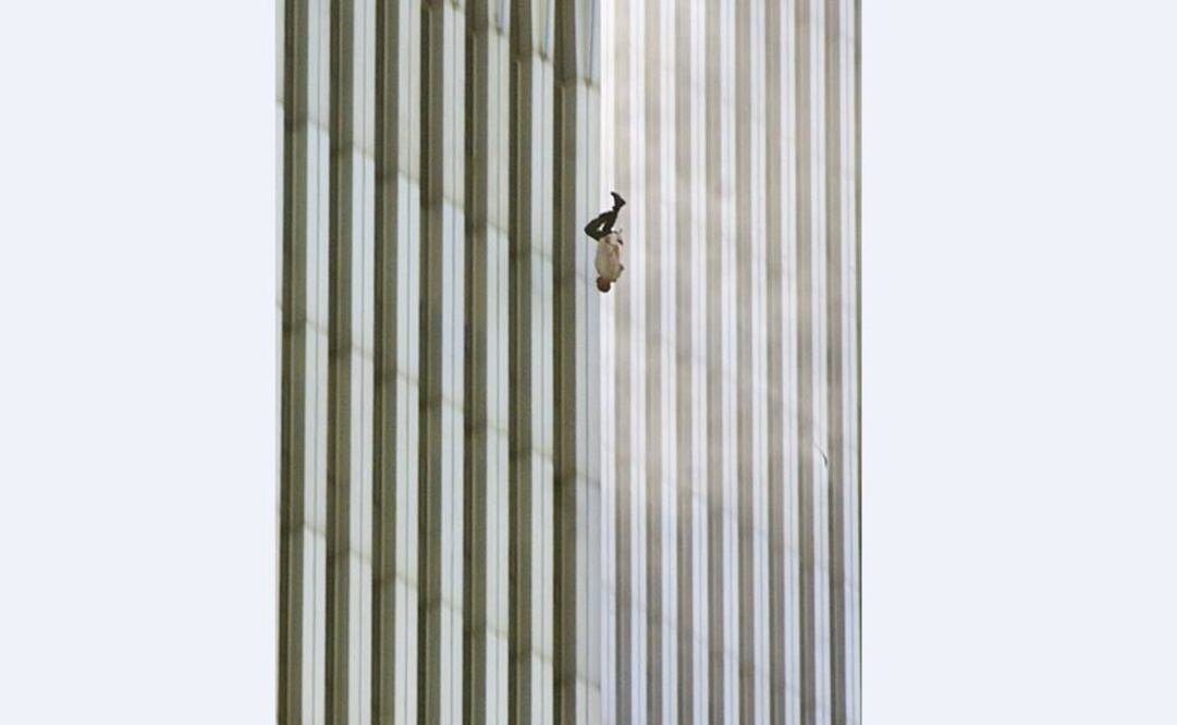 La imagen fue bautizada con el nombre "The falling man" FOTO: AP