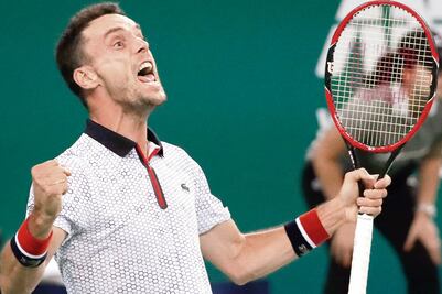 Bautista se crece y echa a Djokovic