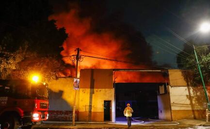 Continúan labores de enfriamiento tras incendio en fábrica de bicicletas en Azcapotzalco