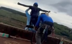 Mujer muere al ser lanzada sin arnés en bungee en Brasil; seis personas fueron detenidas