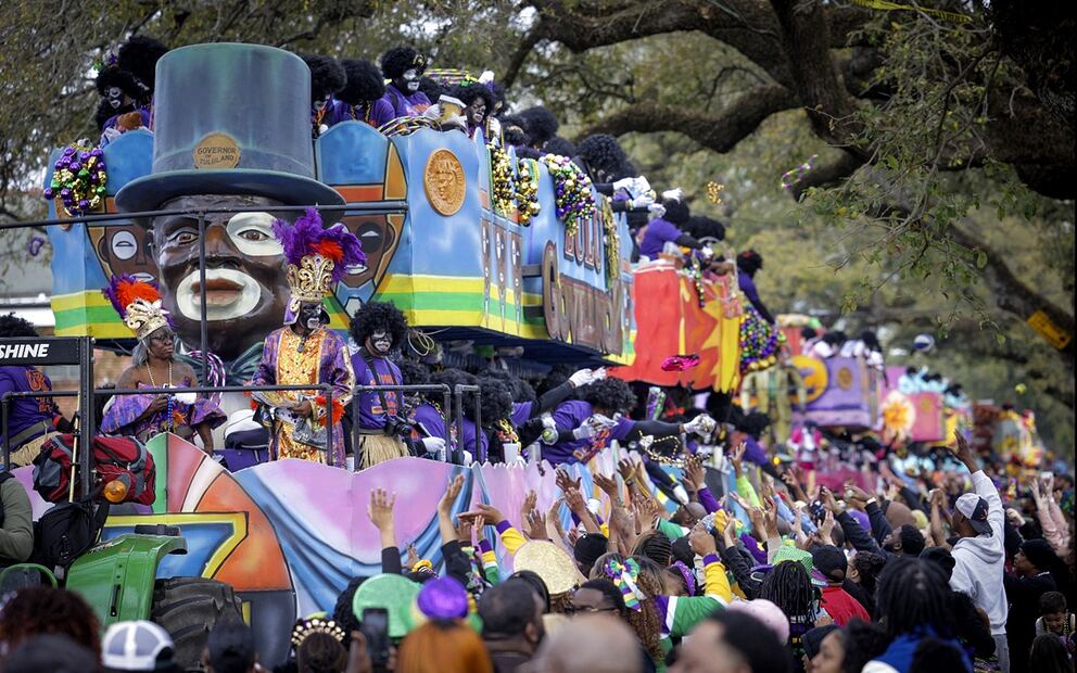 Nueva Orleans celebra el Mardi Gras con disfraces y festividades a pesar de amenazas de mal clima, el 4 de marzo de 2025. Foto: AP