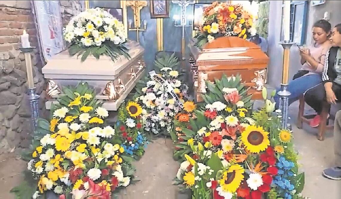 Rodeados en flores, los ocho integrantes de la banda musical Los Chuparrecio fueron velados. Foto: Especial