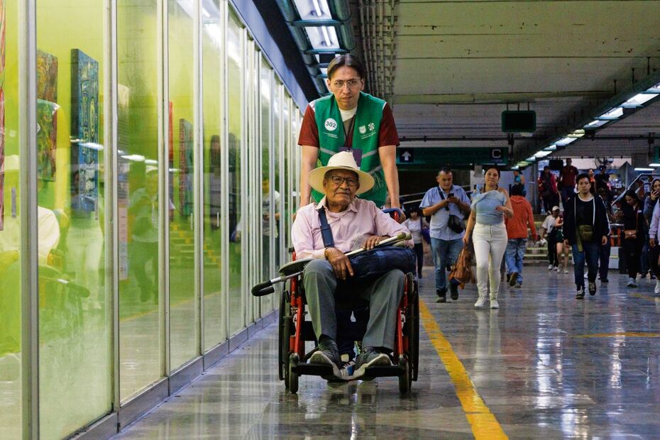 Andrés Rico ayudó con una silla de ruedas a trasladar usuarios del Metro en el transbordo de la estación Bellas Artes. Foto: Yaretzy M. Osnaya